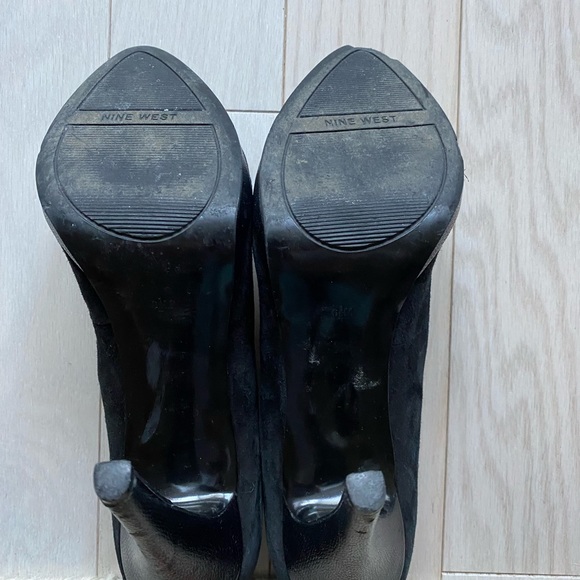 Nine West Black suede platform heels size 6.5.  Heel is a synthetic leather. - Picture 4 of 7